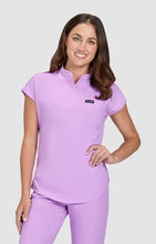 Cargar imagen en el visor de la galería, Koi Basics – Top Ari 1093  + Pantalón Holly 731 – Bloom Lavender