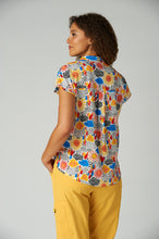 Cargar imagen en el visor de la galería, Top estampado modelo Ari diseño "Rainy Daze"  Koi Artis Series - 1093