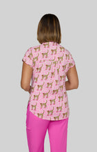 Cargar imagen en el visor de la galería, Top estampado modelo Ari diseño "Cheetah In Heels" Koi Artis Series - 1093
