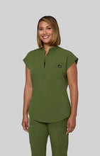 Cargar imagen en el visor de la galería, Koi Solis – Top Catrin 1131 + Pantalón Freda Wide 785 – Martini Olive