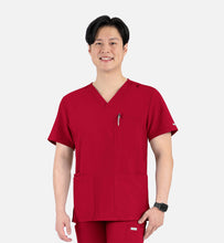 Cargar imagen en el visor de la galería, Maevn Momentum  – Top Men’s 4 Pocket Banded V-Neck 5802 + Pantalón Men’s Full Elastic Jogger  5892 – RED