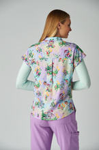 Cargar imagen en el visor de la galería, Top estampado modelo Ari Koi Artists Series - 1093