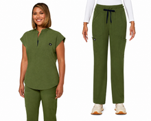 Cargar imagen en el visor de la galería, Koi Solis – Top Catrin 1131 + Pantalón Freda Wide 785 – Martini Olive