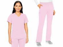 Cargar imagen en el visor de la galería, MedCouture Touch – Top V-Neck Shirttail MC7459 + Pantalón Yoga 2 Cargo Pocket MC7739 – Ice Pink