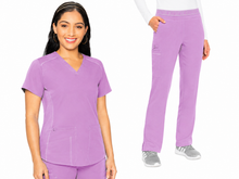 Cargar imagen en el visor de la galería, MedCouture Touch – Top V-Neck Shirttail MC7459 + Pantalón Yoga 2 Cargo Pocket MC7739 – Periwinkle