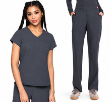 Cargar imagen en el visor de la galería, MedCouture AMP – Top Quarter Zip V-Neck Tuckable MC705 + Pantalón Straight Leg Pull-On MC103 – Pewter
