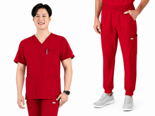 Cargar imagen en el visor de la galería, Maevn Momentum  – Top Men’s 4 Pocket Banded V-Neck 5802 + Pantalón Men’s Full Elastic Jogger  5892 – RED