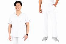 Cargar imagen en el visor de la galería, Maevn Momentum  – Top Men’s 4 Pocket Banded V-Neck 5802 + Pantalón Men’s Fly Front Cargo 5891 – WHITE