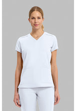 Cargar imagen en el visor de la galería, MedCouture Touch – Top V-Neck Shirttail MC7459 + Pantalón Yoga 2 Cargo Pocket MC7739 – White