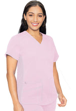 Cargar imagen en el visor de la galería, MedCouture Touch – Top V-Neck Shirttail MC7459 + Pantalón Yoga 2 Cargo Pocket MC7739 – Ice Pink