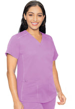 Cargar imagen en el visor de la galería, MedCouture Touch – Top V-Neck Shirttail MC7459 + Pantalón Yoga 2 Cargo Pocket MC7739 – Periwinkle