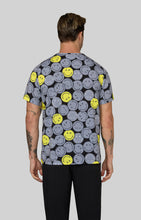 Cargar imagen en el visor de la galería, Top estampado de caritas sonriendo por todas partes Koi Smiley World - S650PR