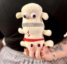 Cargar imagen en el visor de la galería, Peluche de Dolor de espalda - GIANTmicrobes