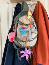 Cargar imagen en el visor de la galería, Caja de Peluches de Neurociencia - GIANTmicrobes