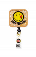Cargar imagen en el visor de la galería, Porta credenciales retráctil estilo "shaker" con diseños by Koi