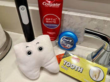 Cargar imagen en el visor de la galería, Peluche de Diente (Molar) - GIANTmicrobes