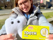 Cargar imagen en el visor de la galería, Peluche de Diente (Molar) - GIANTmicrobes